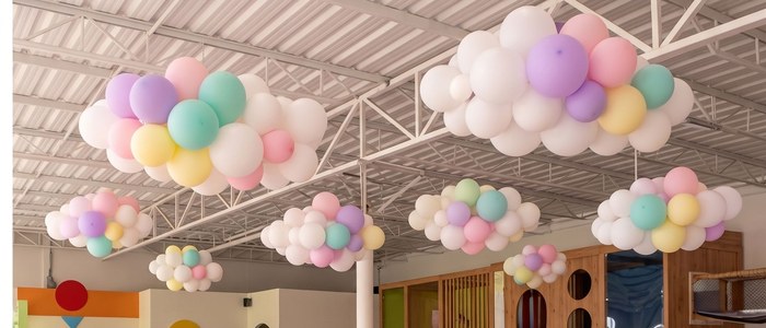 Nubes de globos colgantes