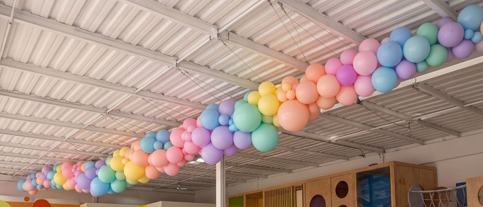 Guirnalda de globos atravesada en el techo